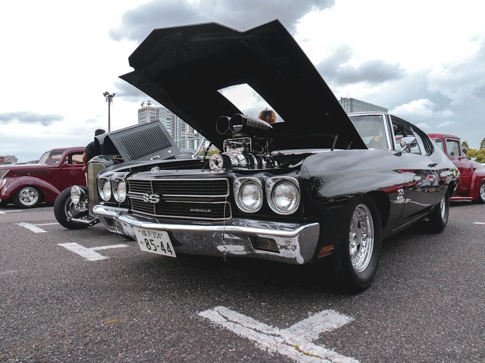 Top 5 Classic Cars Every Car Enthusiast Should Drive